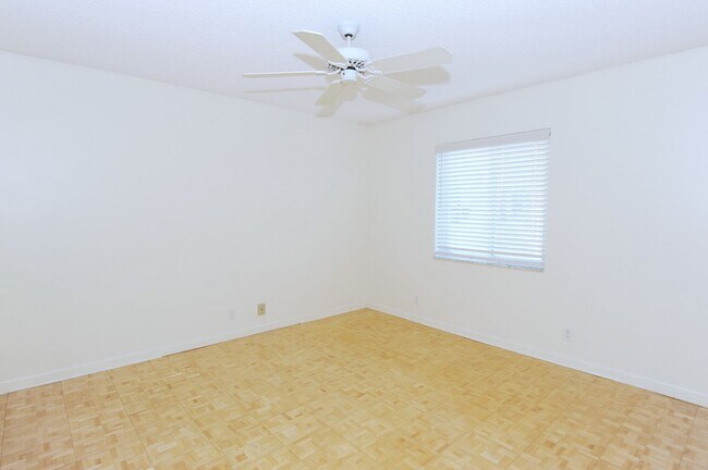 Foto del edificio - 1000 Manatee Rd