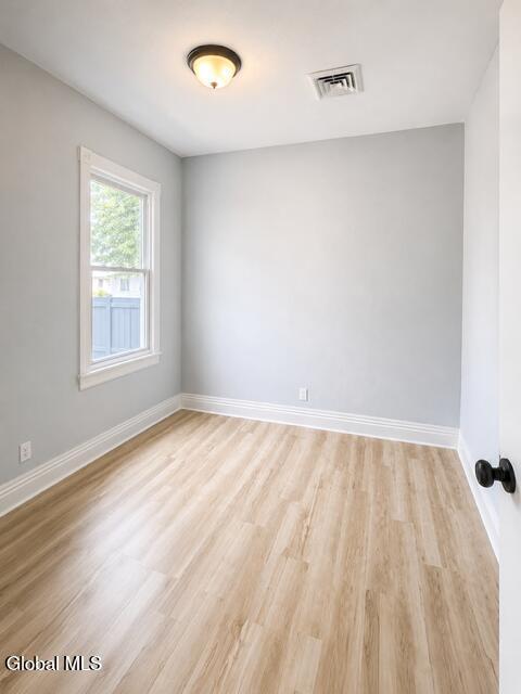 Foto del edificio - 39 1/2 Milton Ave
