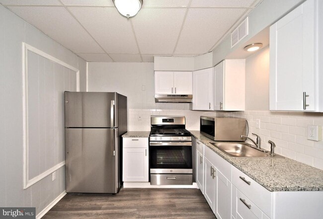 Building Photo - 832 Stanbridge St