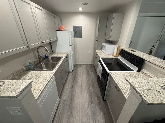Building Photo - Spacious 2-Bed, 2-Bath Condo in the Heart ...