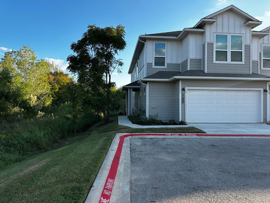 Foto principal - For Lease – Modern 2023 Condo Backing to G...