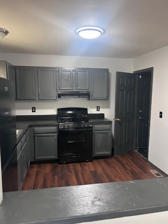 Building Photo - 3 BED 1 BATH SINGLE FAMILY HOME!