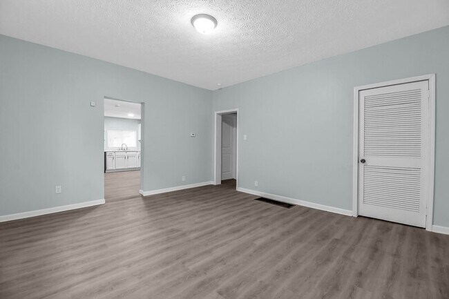 Building Photo - 126 S Wheatland Ave