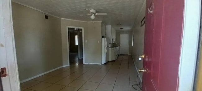 Building Photo - 2401 S Linden St