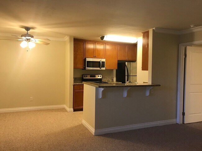 Building Photo - **MOVE IN READY, 1 Bedroom 1 Bath Condo in...