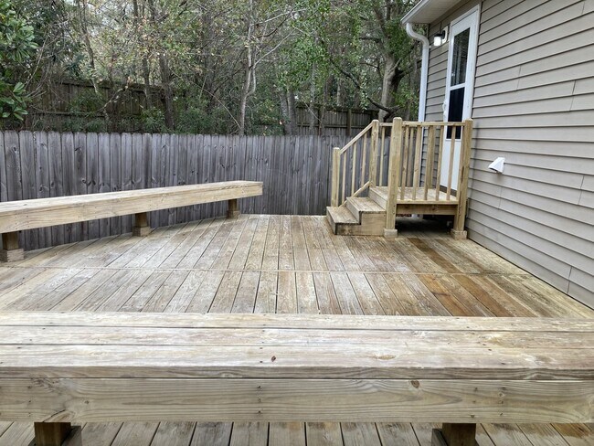 Building Photo - Newly Renovated 2 Bedroom Home!!