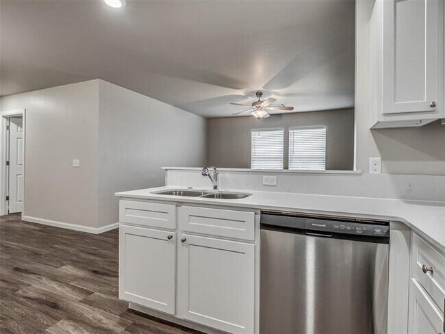 Foto del edificio - Modern 3-Bedroom Duplex Unit in Prime Yuko...