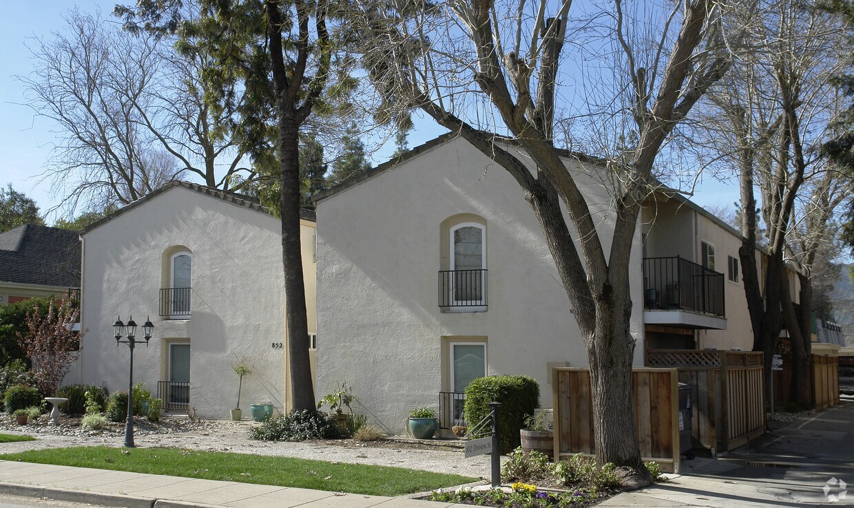 Primary Photo - 852 Division St