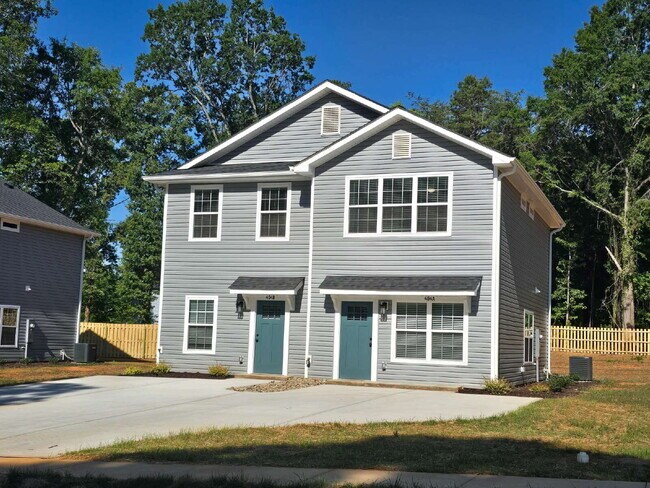 Foto del edificio - 2 Bedroom Townhomes Near Downtown Mebane for $1495