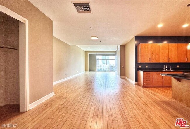 Building Photo - 2 br, 3 bath Condo - 3223 W 6th St Unit 807