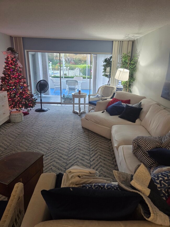 Foto del edificio - 215 Cypress Way E