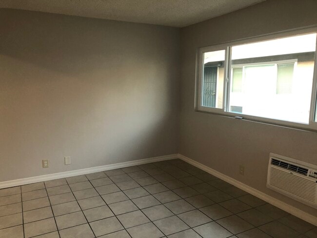 Living - 4859 Canoga St