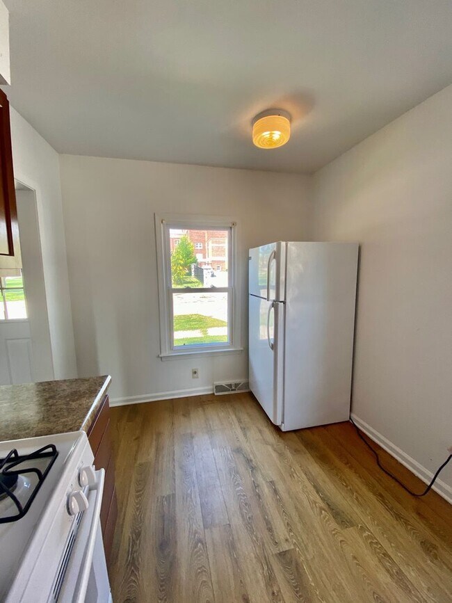 Foto del edificio - Four Bedroom, Two Full Bathroom - Steps to EMU's Campus