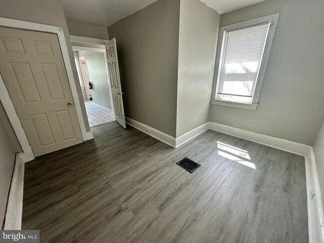 Building Photo - 11 S Delsea Dr