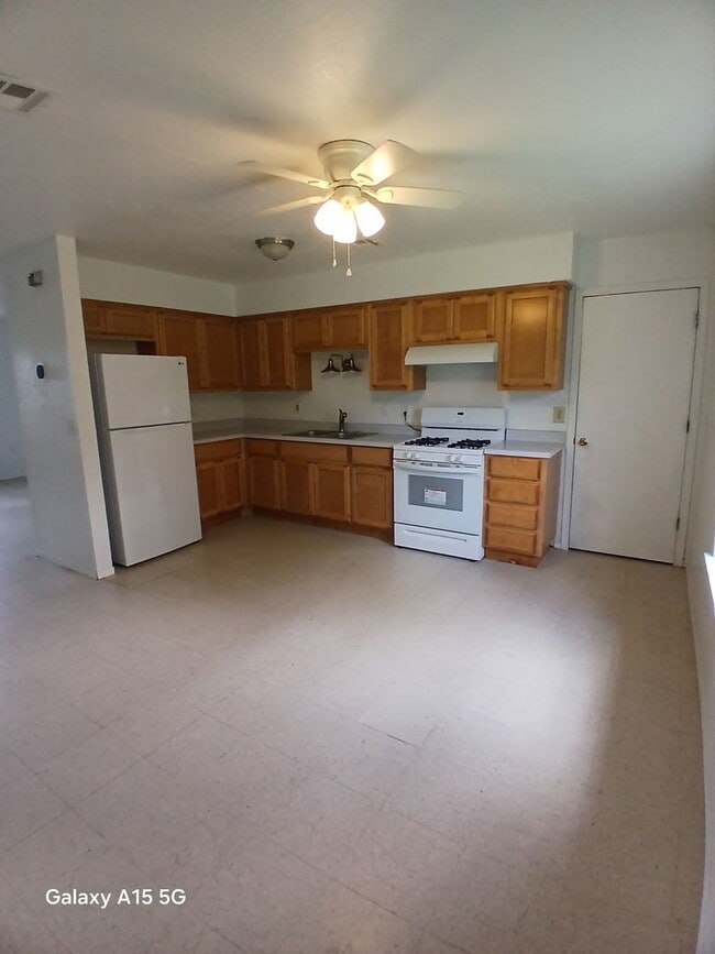 Building Photo - 3 Bedroom 2 bath