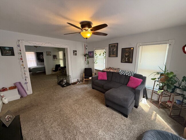 Foto del edificio - Spacious 1-Bedroom Upper Unit