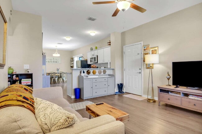 Building Photo - 522 Arthur St