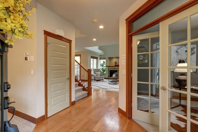 Building Photo - Modern Comfort Meets Convenience in Inglemoor Court 4 Bedroom Home