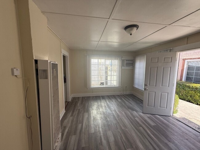 Building Photo - 2 Bedroom 1 Bath in East Hemet!