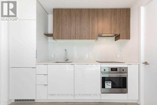 Building Photo - 161 Roehampton Ave