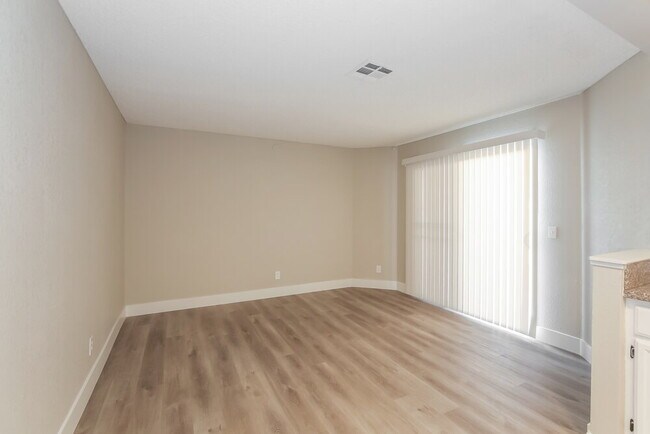 Foto del edificio - 1403 Harmony Hill Dr