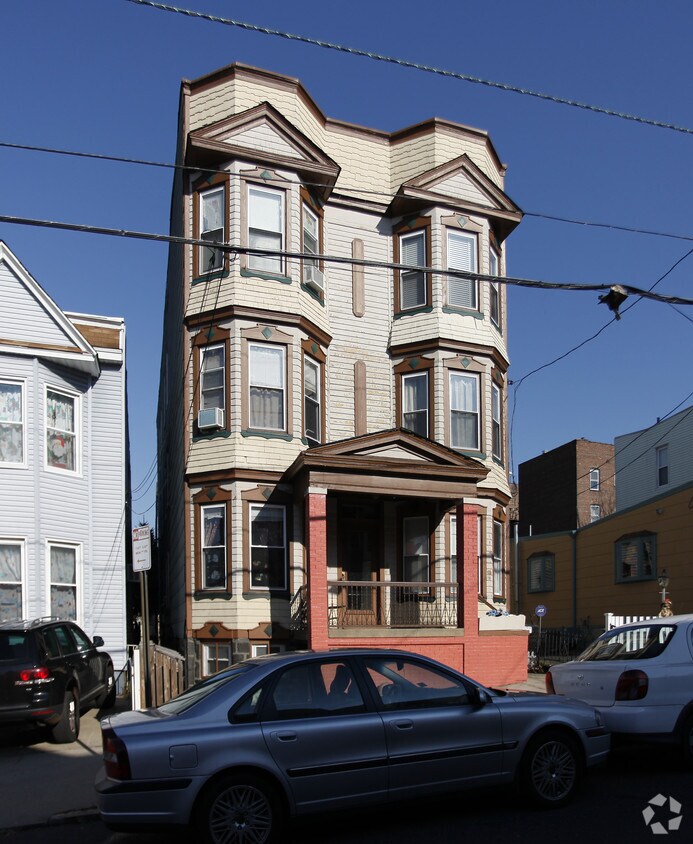 Primary Photo - 68 Beach St