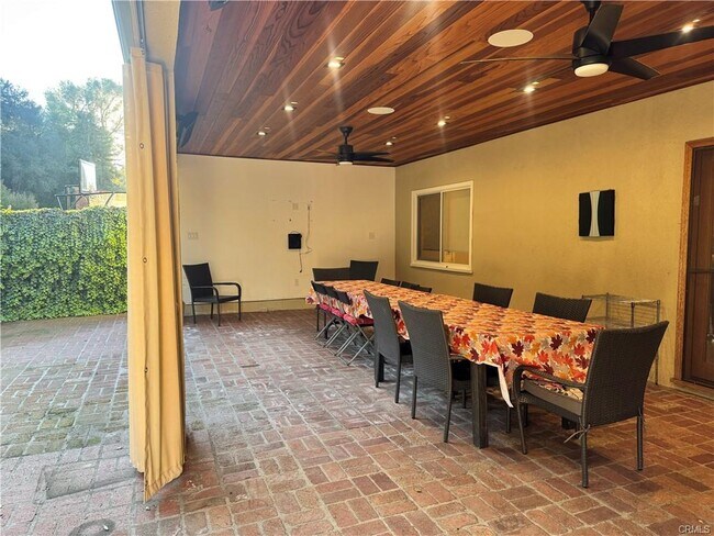 Foto del edificio - 2248 E Chevy Chase Dr