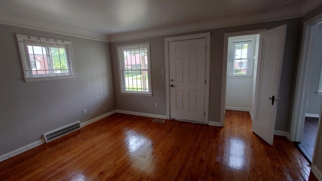 Building Photo - 5263 Lodewyck St
