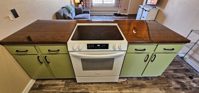 Foto del edificio - Fully Furnished, All Utilities Included, Dog Friendly 1 Bed 1 Bath Available Now!