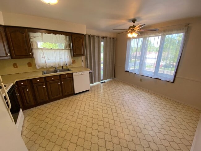 Building Photo - 135 Oak Manor Dr