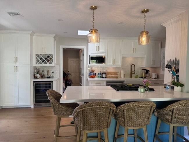 Building Photo - Beautiful, Remodeled 4 Bed, 2.5 Bath in th...