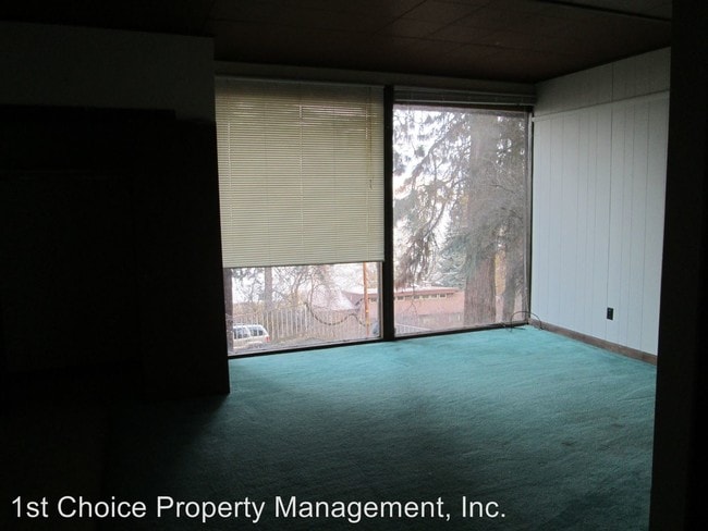 Building Photo - 2237 Lakeshore Dr