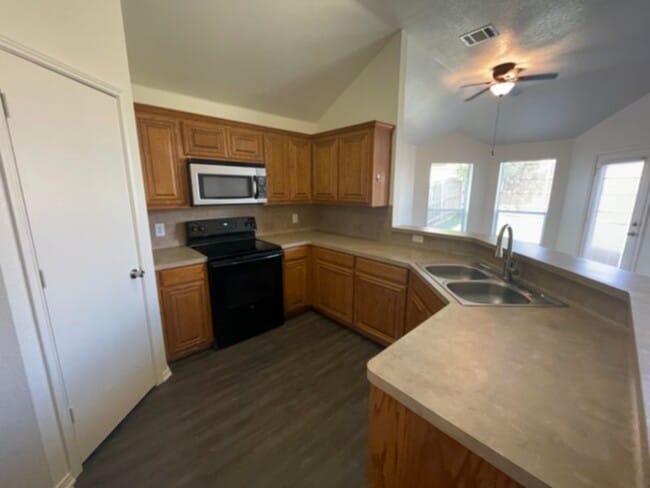 Building Photo - Beautiful Single Story in Saginaw Area