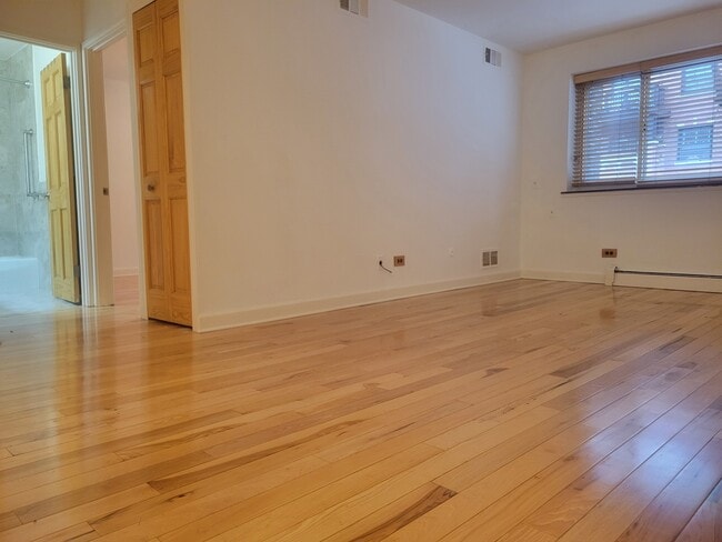 Building Photo - 515 W Wrightwood Ave