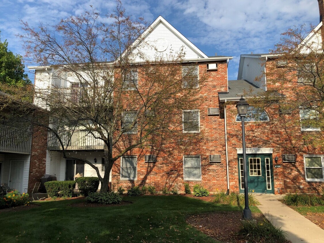 4306 W Shamrock Ln Unit 2A, McHenry, IL 60050 Condo for Rent in