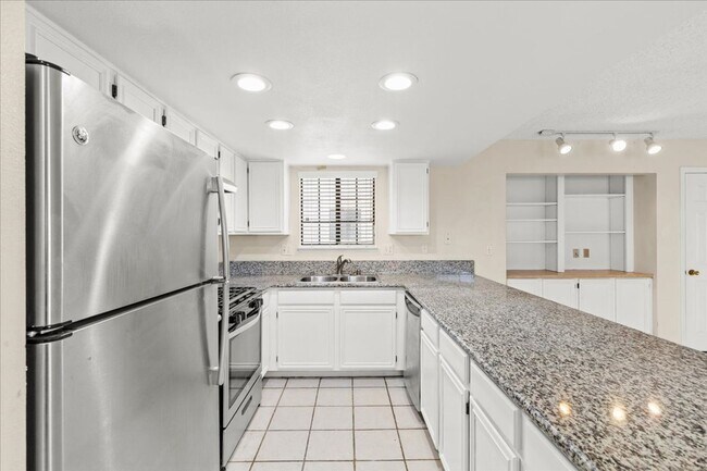 Foto del edificio - Completely Remodeled Kitchen on 12-1-25, Summerlin Condo, 2 Bedroom, No Carpet