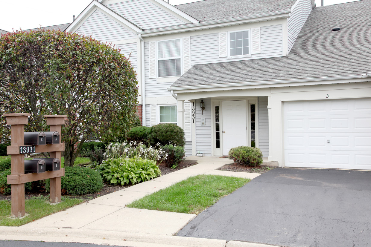 Exterior - garage is closest to door - 13931 S Bristlecone Dr