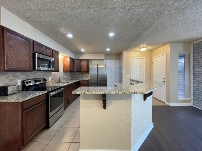 Photo - 4707 Hemlock Ln House