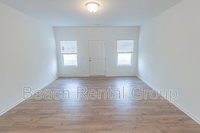 Building Photo - 203 Crescent Wy