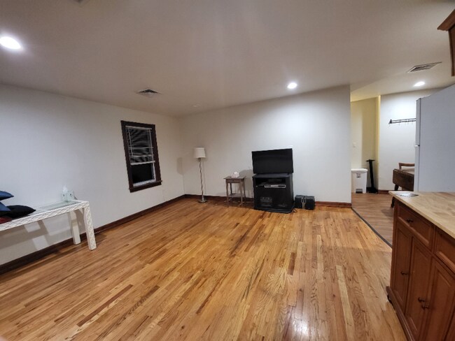 Building Photo - 803 Irwin Ave
