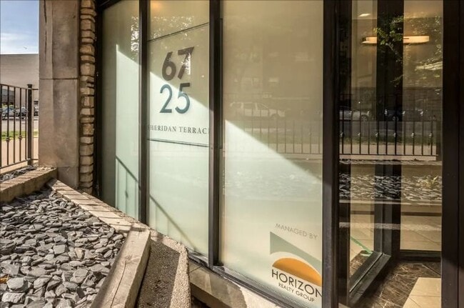 Foto del edificio - 6725 N Sheridan Rd