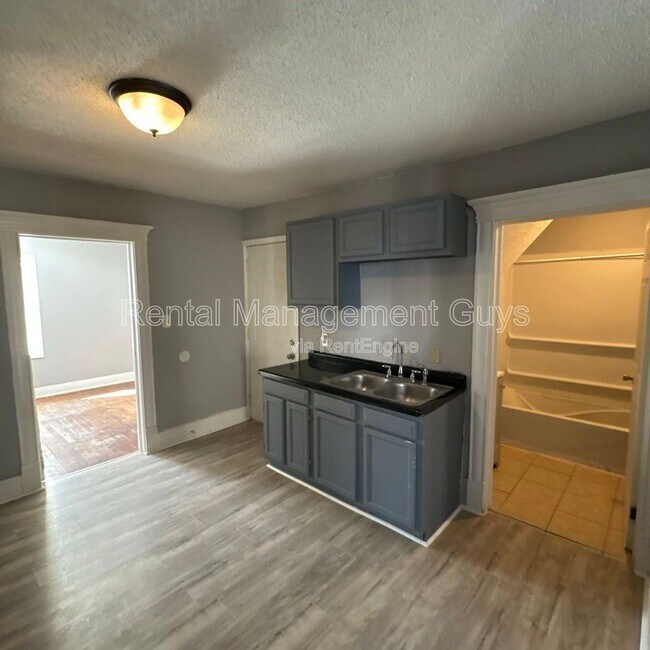 Building Photo - 2931 N Bryant Ave