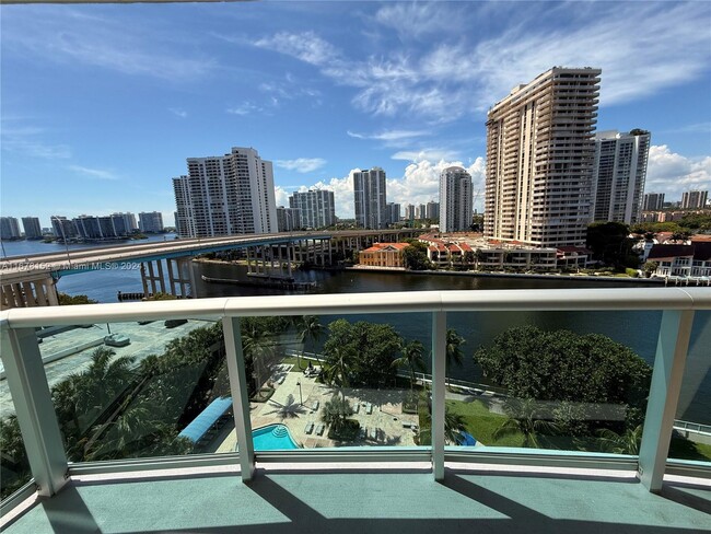 Foto del edificio - 19390 Collins Ave