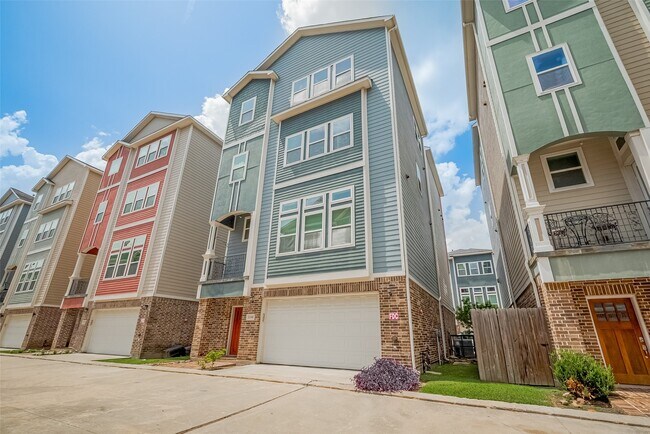 Building Photo - 2106 Bidwell Dr