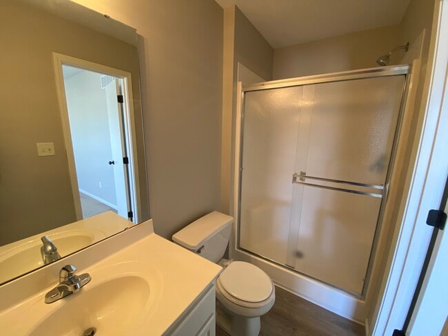Master Bath - 3915 SW Chartwell Ct