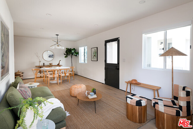 Building Photo - 2020 N Vista Del Mar Ave