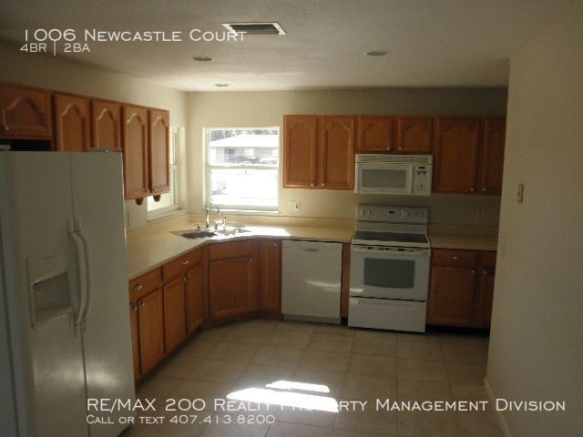 Building Photo - 4/2 IN HOWELL ESTATES!