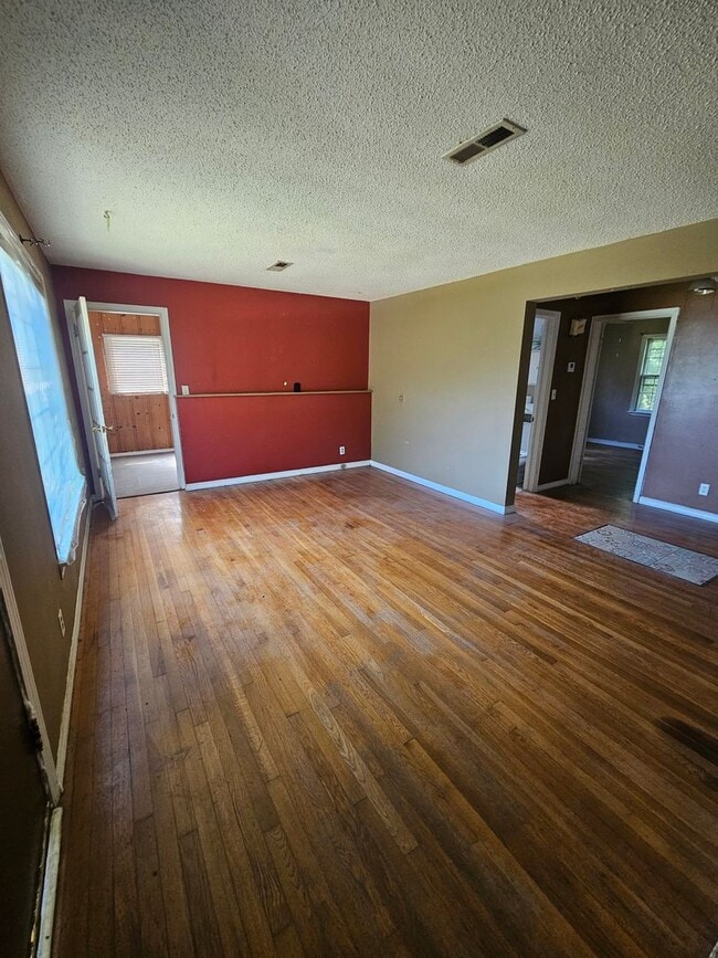 Building Photo - 3 bedroom | 1 bathroom | 1 car garage | Close to campuses & Rountree | Pets welcome!