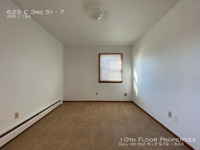 Building Photo - 625 E 3rd St- 2 beds, 1 full bath