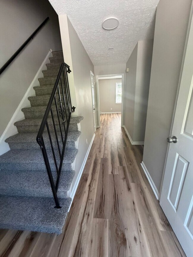 Building Photo - Freshly Renovated Townhome 3 Bed, 1.5 Bath